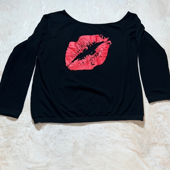 MagicMK Women’s Black 🖤 Top with Bold Red Lip Design Kiss Off Shoulder SZ 4XL 💋 - Picture 1 of 7